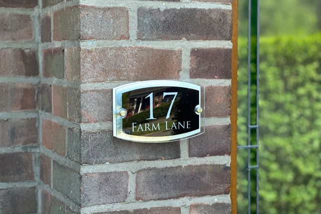 Farm Lane, Hyde, SK14 5DG 2 bed mews for sale