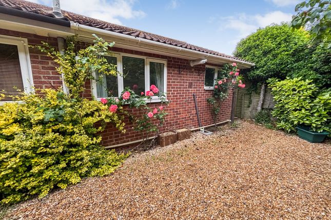 Gracemere Crescent, Basingstoke, rg22 2 bed bungalow for sale