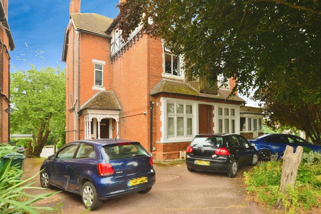 3 bedroom flat for sale