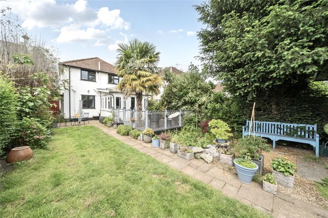 New Haw Road, Surrey KT15 3 bed detached house for sale
