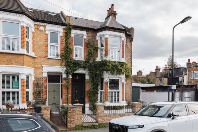 4 bedroom end of terrace house for sale