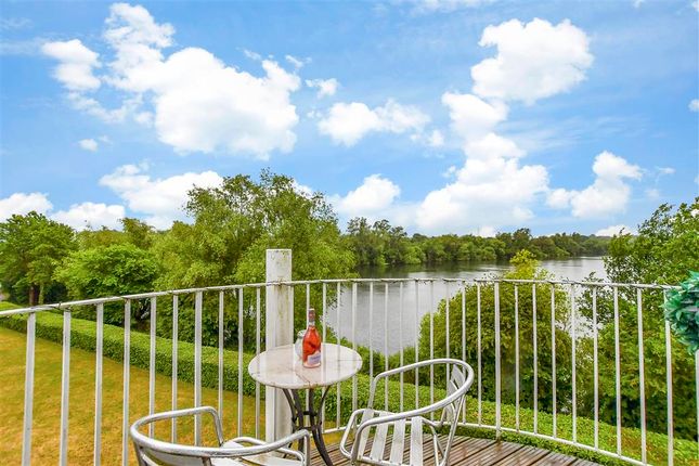 The Lakes, Larkfield, Kent 2 bed apartment for sale