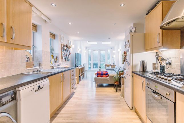 Stapleton Hall Road, Stroud Green 2 bed flat for sale
