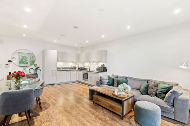 Queenstown Road, London SW11 2 bed flat for sale