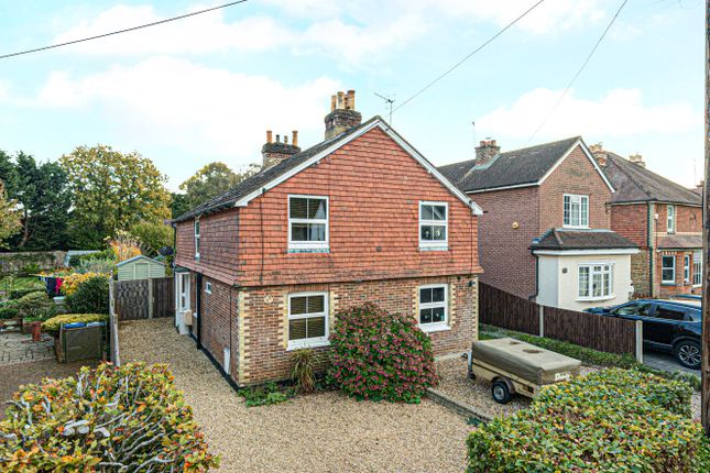 Yew Tree Road, Godalming GU8 3 bed semi