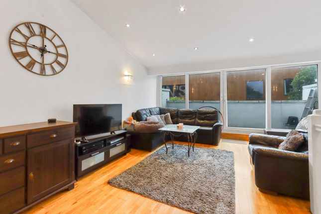 St. John's Hill, London SW11 3 bed apartment for sale