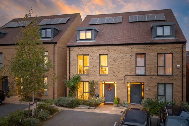 Whattingdon Road, Coulsdon CR5 3 bed semi