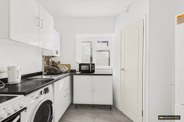 Birchwood Avenue, Hatfield 3 bed flat for sale