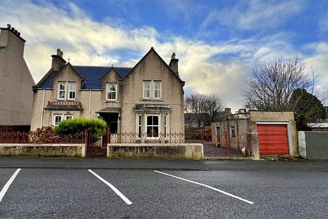 5 bed detached house