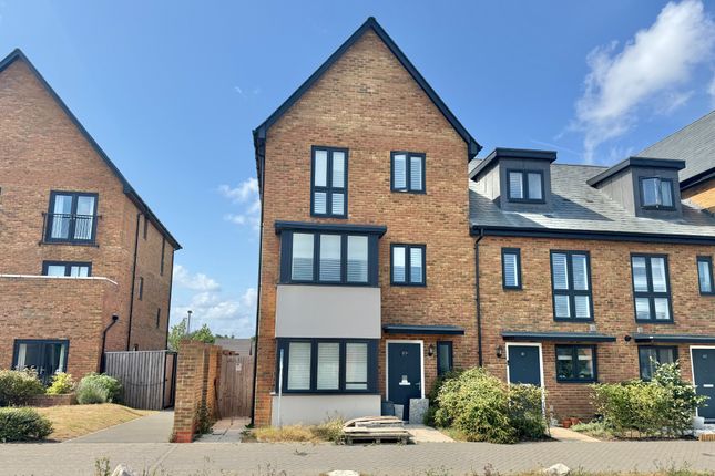 Bluebell Way, Whiteley 3 bed townhouse for sale