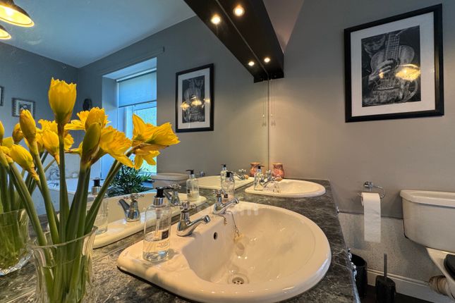 6 bedroom semi-detached house for sale