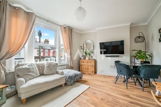 Queens Road, Bowes Park, London, N11 1 bed apartment for sale