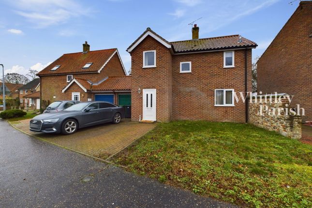 3 bedroom link detached house for sale