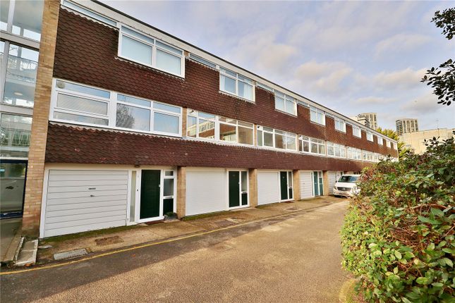 Hill View Court, Woking, Surrey, GU22 2 bed terraced house for sale