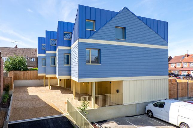 Goldsmith Mews, Chalk, Kent, DA12 3 bed end of terrace house for sale
