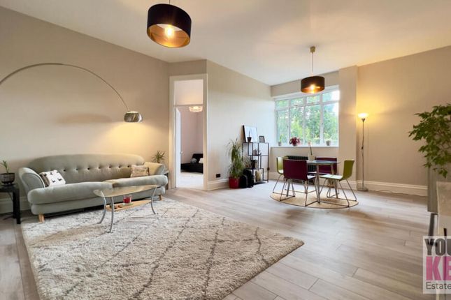 Earls Avenue, Folkestone, Kent CT20 2HA 2 bed flat for sale