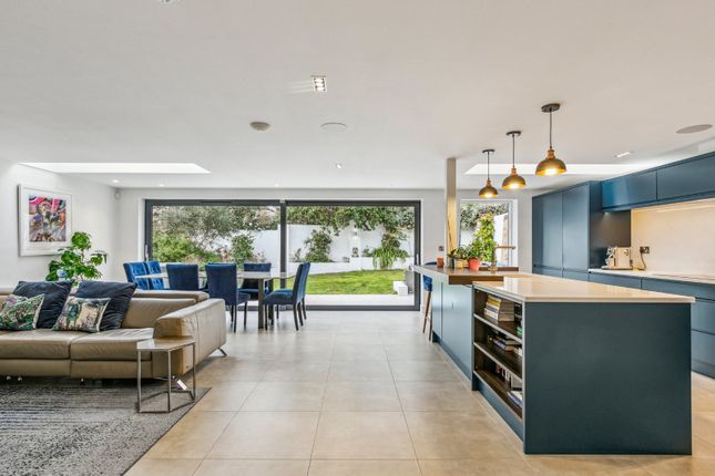 6 bedroom detached house for sale