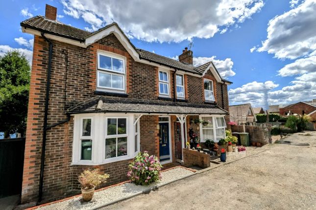 Somerset Avenue, Bordon GU35 2 bed semi