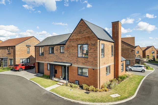 Hornbeam Way, Surrey GU7 4 bed detached house for sale