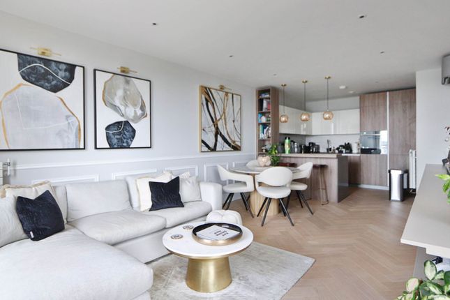 Queenshurst Square, Kingston Upon Thames 2 bed flat for sale