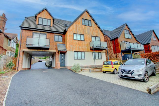 West Wycombe Road, High Wycombe HP12 2 bed maisonette for sale