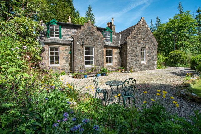 1 Riverside Cottages, Benmore... 3 bed semi