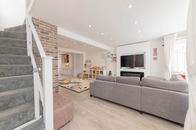 Hillside Avenue, Borehamwood 3 bed semi