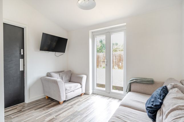 6 bed semi-detached house