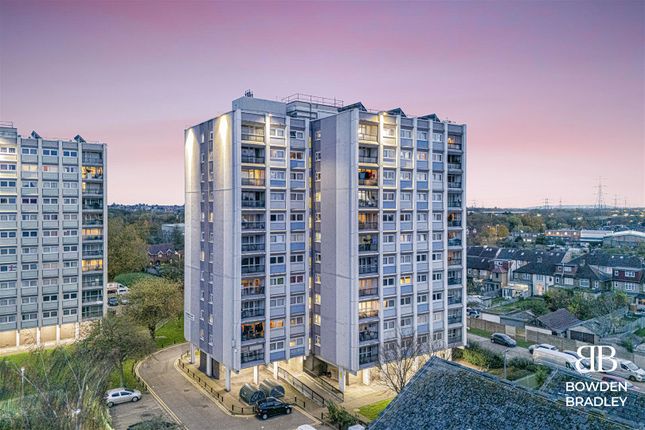 Navestock Crescent, Woodford Green 2 bed flat for sale