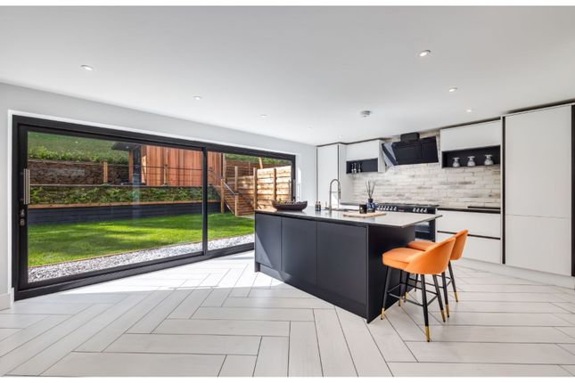6 bedroom detached house for sale