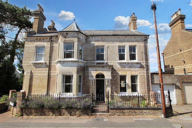 6 bedroom detached house for sale