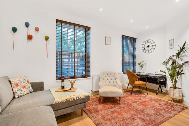 Courtview House, East Molesey, KT8 2 bed flat for sale