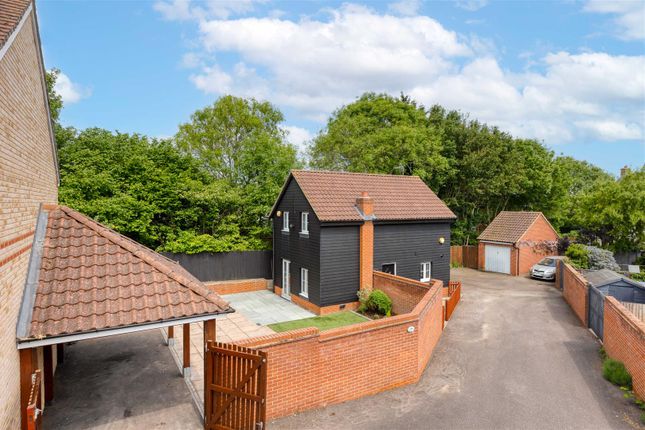 Comfrey Road, Stotfold, Herts SG5 4ER 3 bed detached house for sale