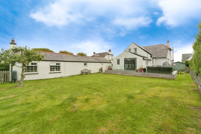 5 bed detached house