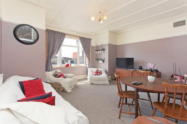 Hopton Road, Streatham, SW16 2EG 3 bed flat for sale