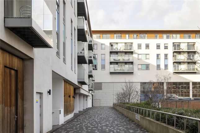 Streatham High Road, London, SW16 2 bed apartment for sale