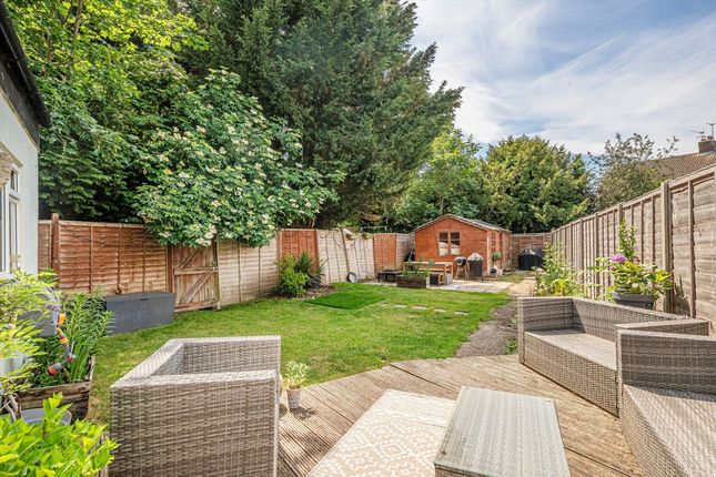 Bloxham Crescent, Hampton TW12 3 bed end of terrace house for sale