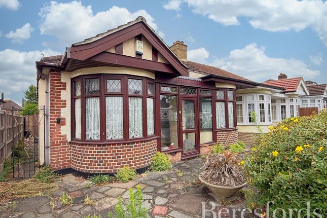 Kent Drive, Hornchurch, RM12 2 bed bungalow for sale