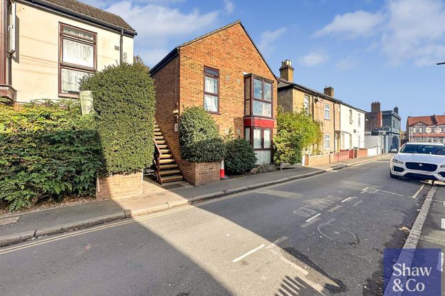 Albion Road, Hounslow TW3 1 bed flat for sale
