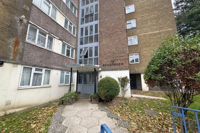 Barking Road, Upton Park, London, E13 3 bed flat for sale