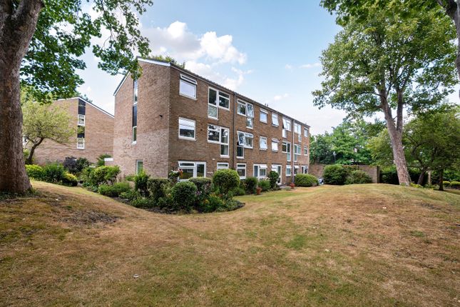 Harrowdene Gardens, Teddington, TW11 2 bed flat for sale
