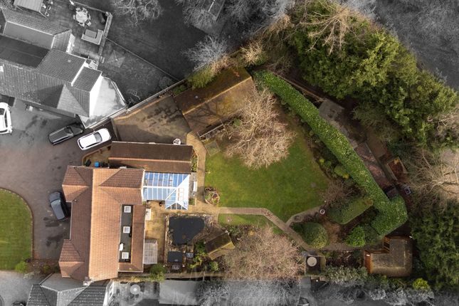 Newlands Park, Crawley RH10 5 bed detached house for sale