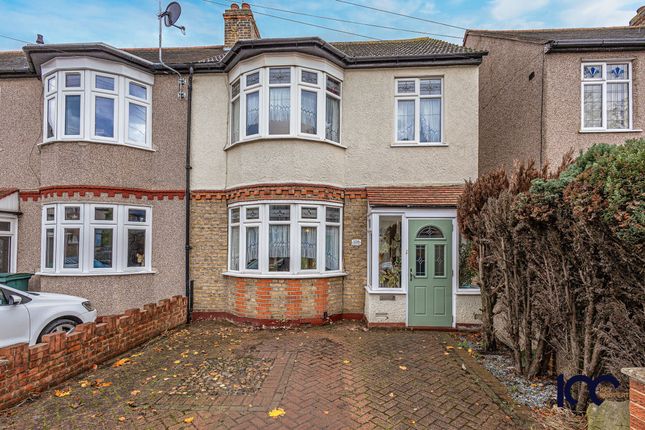 Lyndhurst Drive, Hornchurch 3 bed terraced house for sale