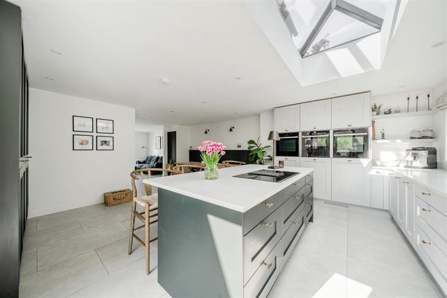6 bedroom detached house for sale