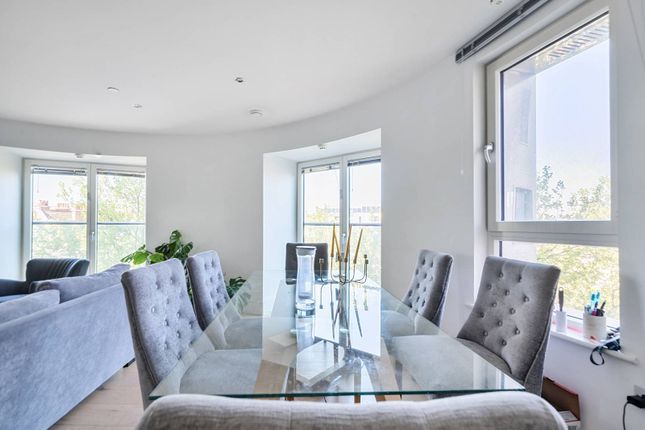 St Lukes Avenue, Battersea, London, SW4 2 bed flat for sale