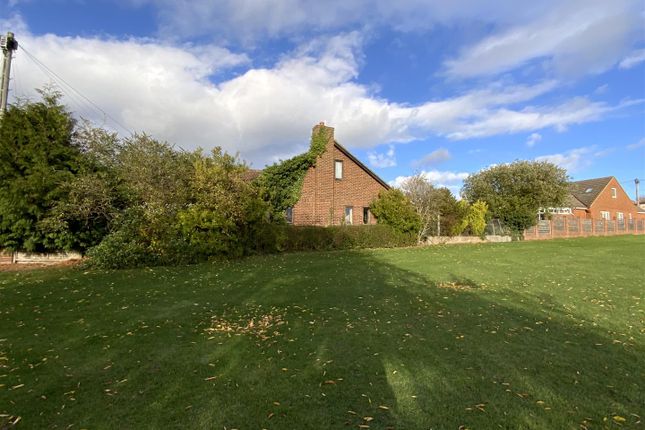 The Crescent, Haversham 3 bed detached bungalow for sale