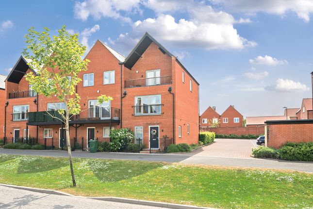 Venta Drive, Winchester, Hampshire, SO22 3 bed end of terrace house for sale