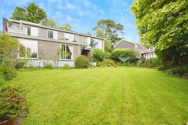 5 bed detached house