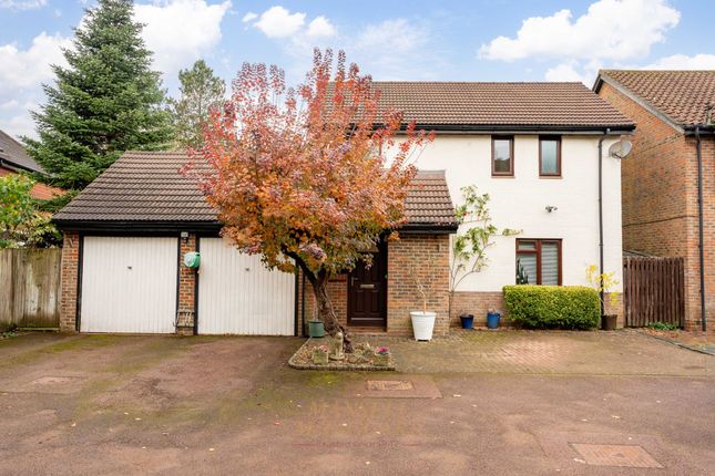 Carlton Tye, Horley RH6 4 bed detached house for sale
