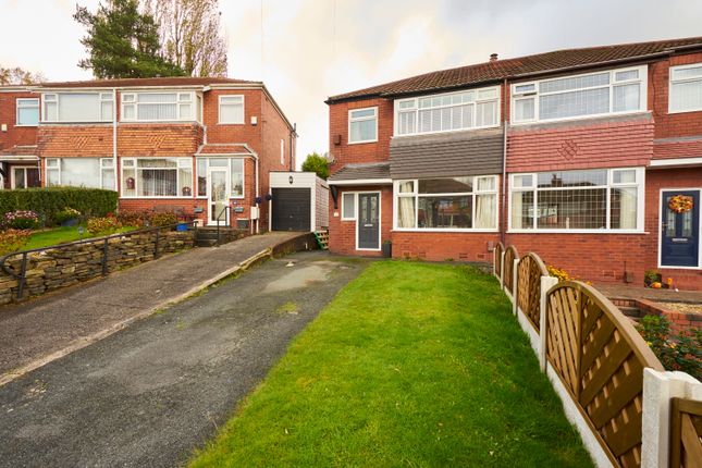 Towncroft Avenue, Middleton, M24 5DB 3 bed semi